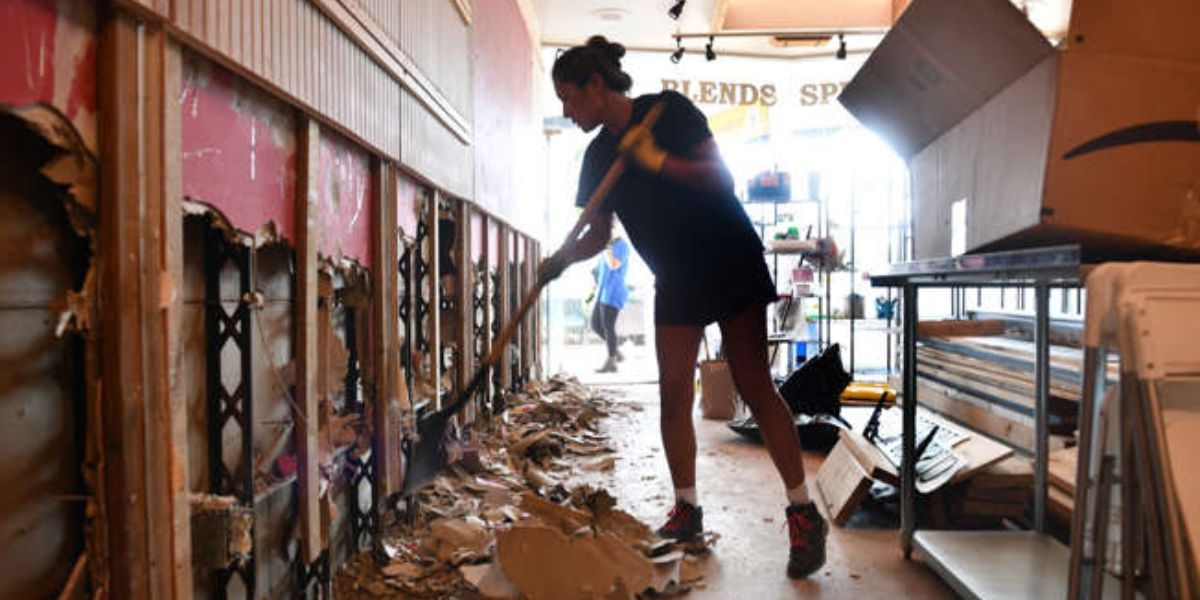 Store Manager Cleans Up Shop At St. Armands Circle In Sarasota