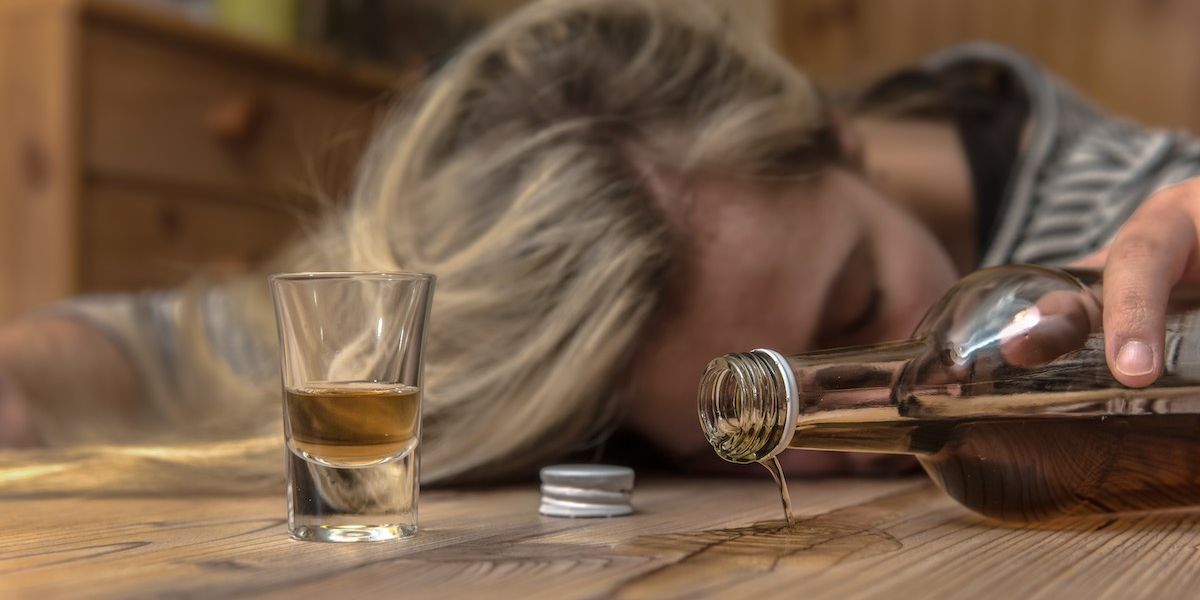 Things to do to help someone who is suffering from alcohol poisoning