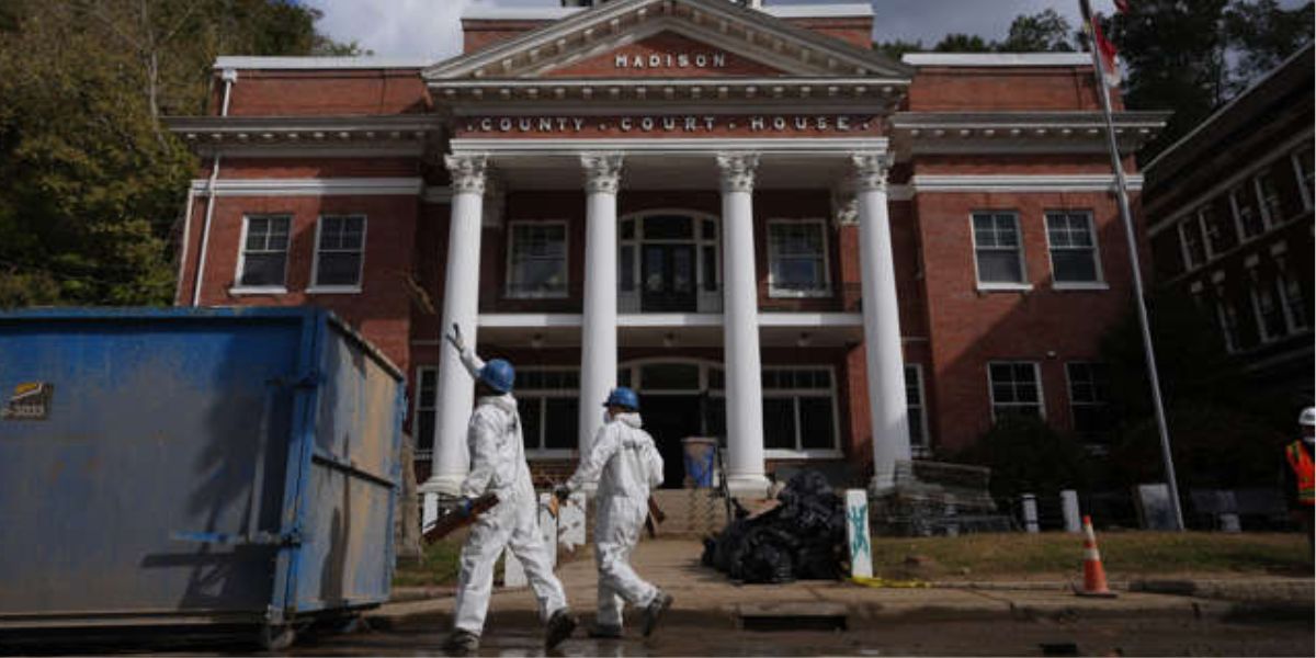 Volunteers Work Tirelessly To Clean Downtown Marshall